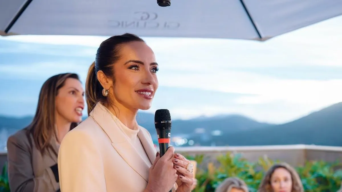 Andressa Langlois palestrando sobre saúde mental para uma plateia corporativa
