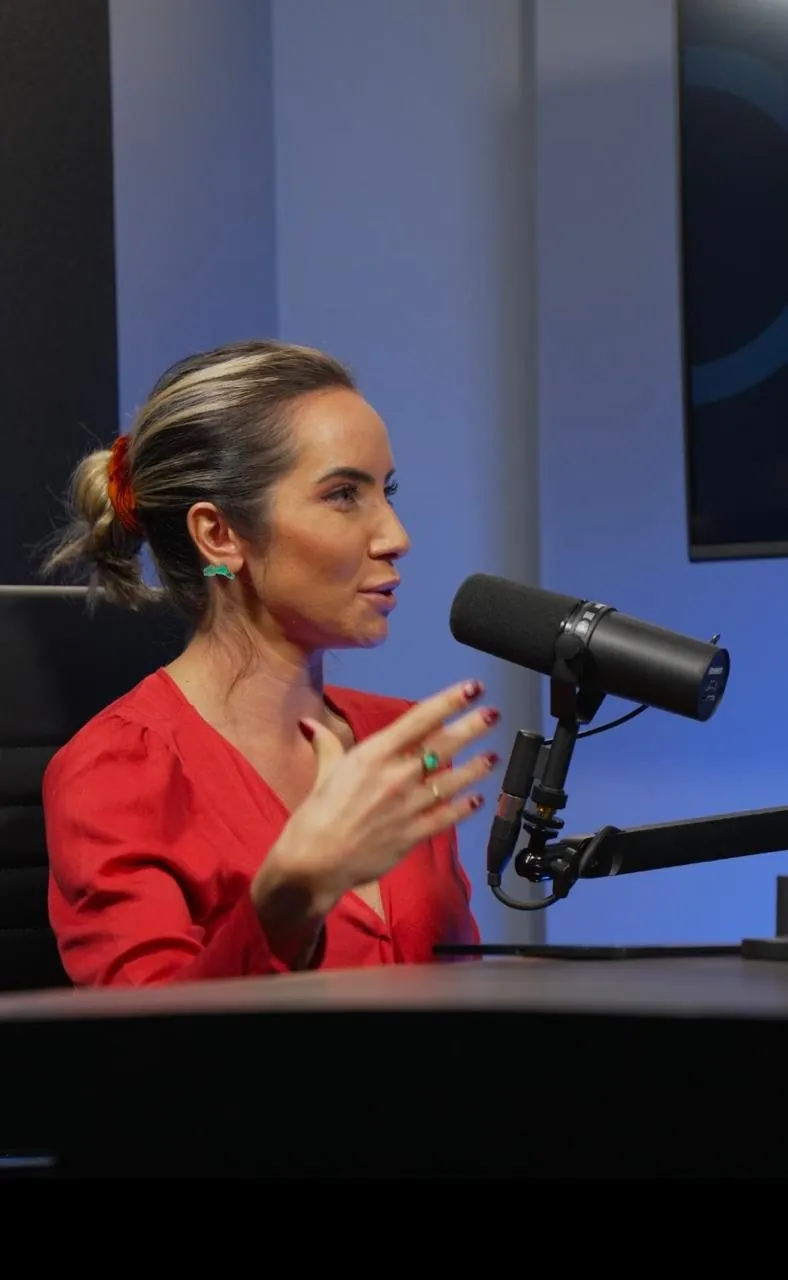 Andressa Langlois em gravação de podcast, ao microfone